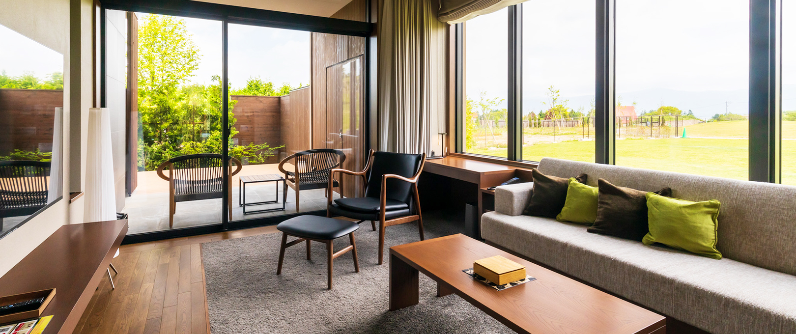 Image:Deluxe Twin with Open-Air ONSEN Bath (Wood-Deck)